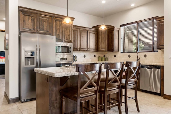 Casa de ciudad, 3 habitaciones | Cocina privada | Refrigerador, microondas, horno y cafetera y tetera