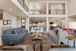 Huis, meerdere slaapkamers | Woonruimte | Een 50-inch flatscreentelevisie met kabelzenders en een smart-tv