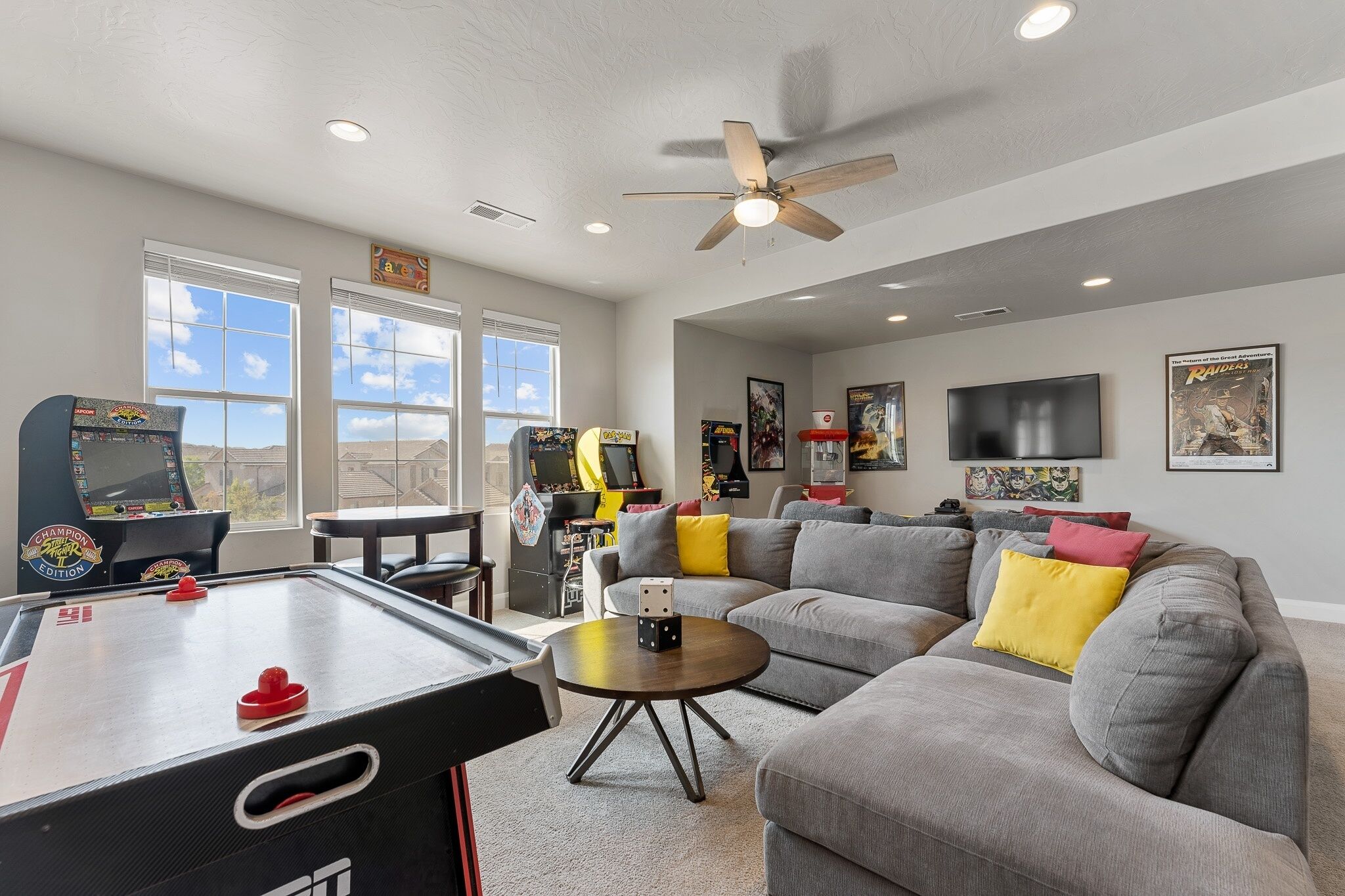 Stadtwohnung, 4 Schlafzimmer | Wohnbereich | 36-Zoll-Smart-TV mit Kabelempfang, Fernseher