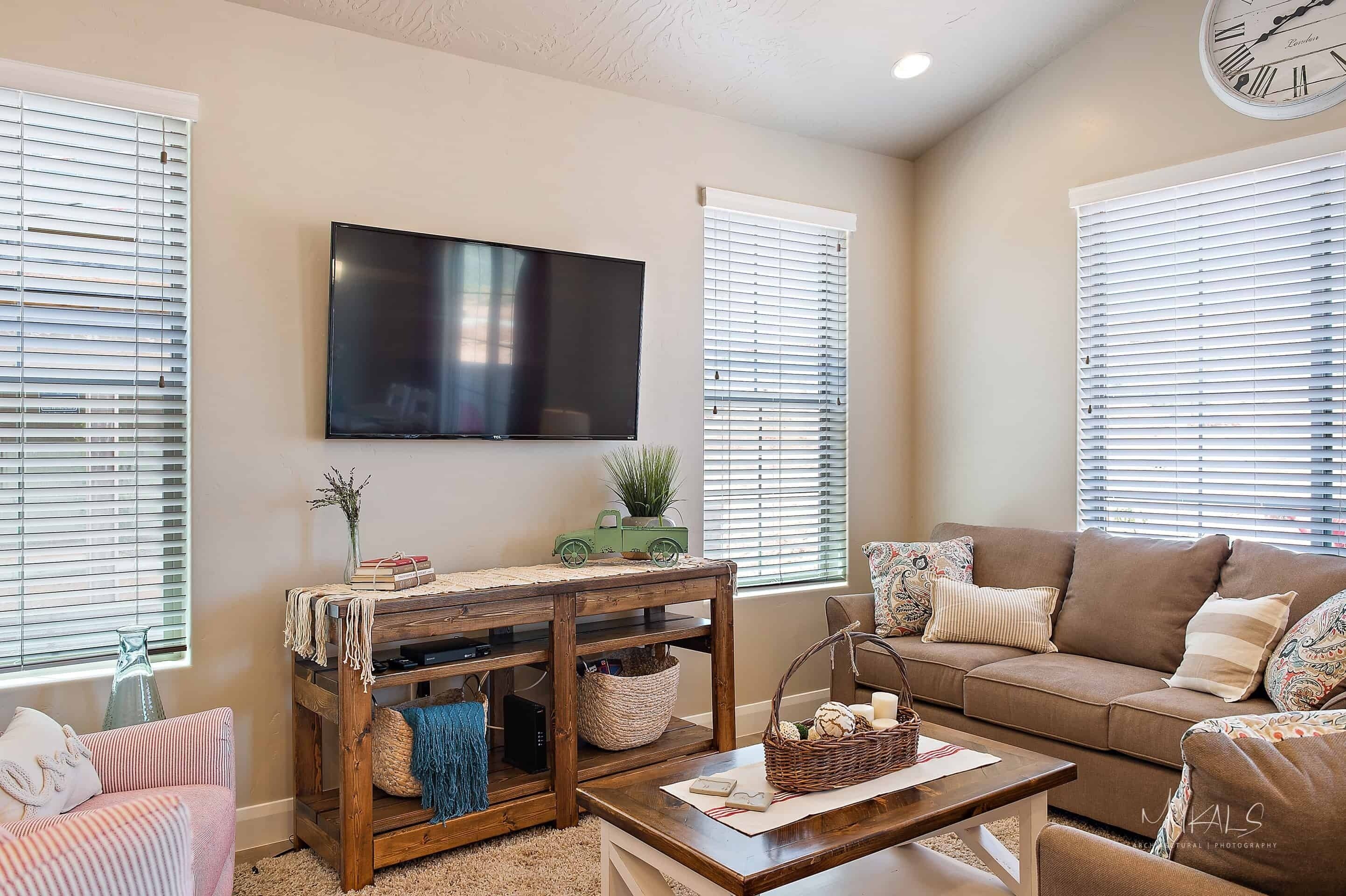 타운홈, 침실 3개 | 거실 공간 | 케이블 채널 시청이 가능한 36인치 스마트 TV, TV