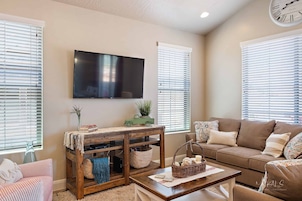 Casa adosada, 3 habitaciones | Zona de estar | Smart TV de 36 pulgadas con canales por cable, una televisión