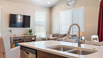 Townhome, 3 Bedrooms | Private kitchen | Fridge, microwave, oven, coffee/tea maker