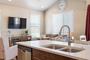 Casa geminada, 3 quartos | Cozinha privada | Geladeira, micro-ondas, fogão, cafeteira/chaleira