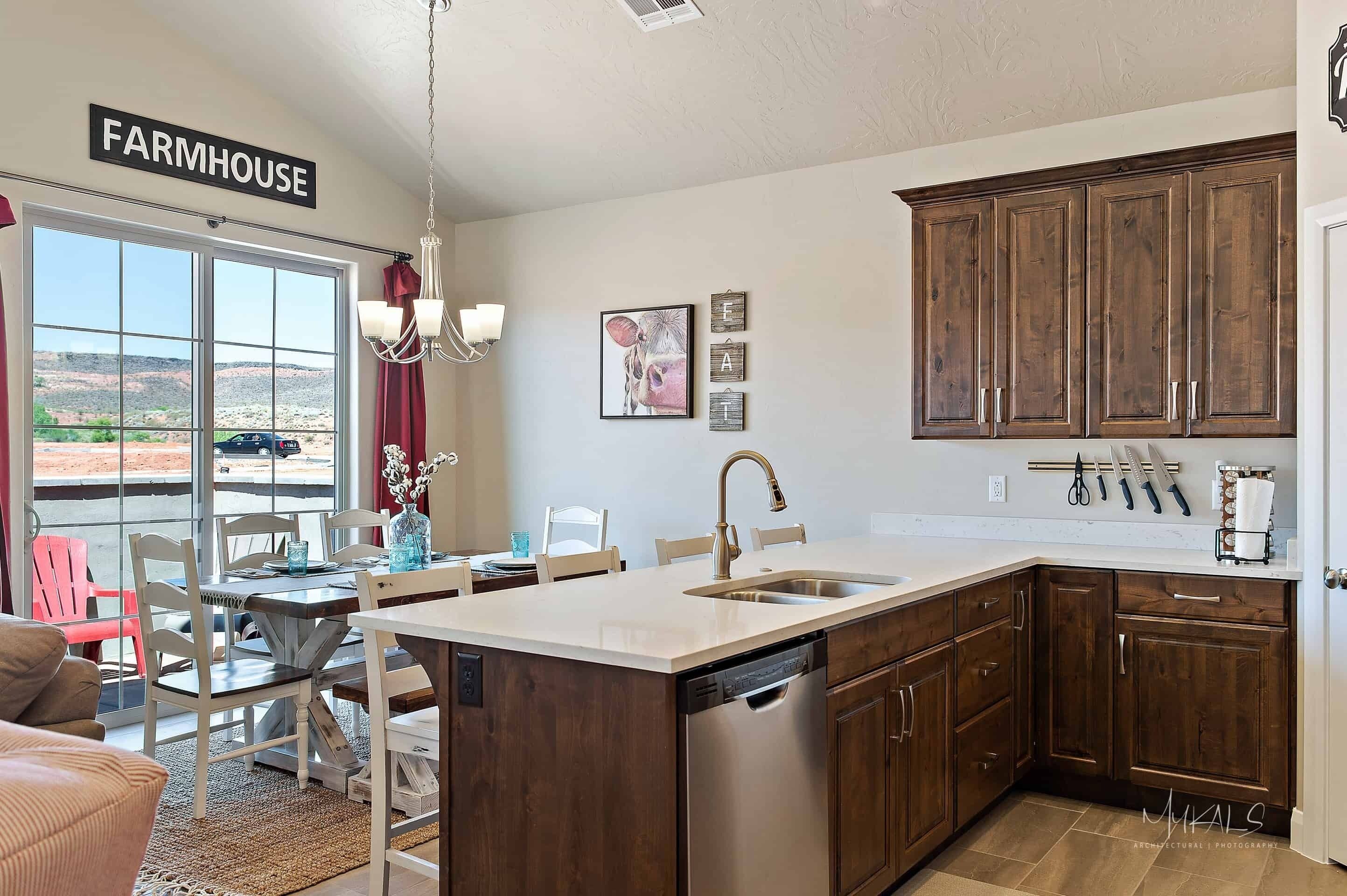 Townhome, 3 Bedrooms | Private kitchen | Fridge, microwave, oven, coffee/tea maker