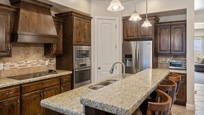 Townhouse, 3 kamar tidur | Dapur pribadi | Mesin pembuat kopi/teh, lemari es, microwave, dan oven