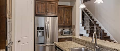 Townhome, 3 Bedrooms | Private kitchen | Fridge, microwave, oven, coffee/tea maker