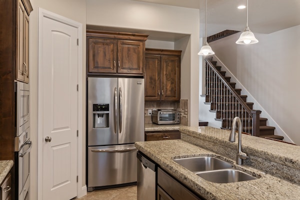 Townhome, 3 Bedrooms | Private kitchen | Fridge, microwave, oven, coffee/tea maker