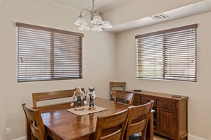 Townhouse, 3 kamar tidur | Tempat makan