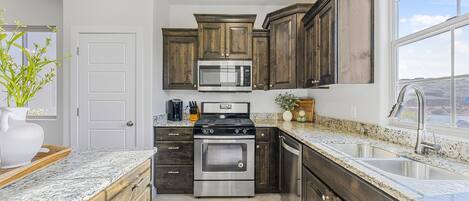 House, 3 Bedrooms | Private kitchen