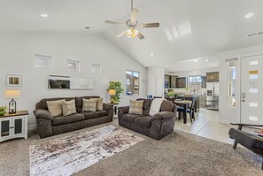 Casa, 3 quartos | Área de estar | Smart TV