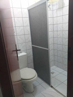 Regadera, toallas, papel de baño 