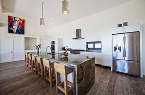 Penthouse, 2 Schlafzimmer, Meerblick | Eigene Küche | Kühlschrank, Mikrowelle, Herdplatte, Wasserkocher mit Kaffee-/Teezubehör