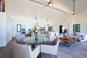 Penthouse, 2 slaapkamers, uitzicht op zee | Woonruimte | Een 24-inch televisie met kabelzenders