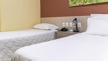 Habitación triple | 1 habitación, cortinas blackout, wifi gratis y ropa de cama