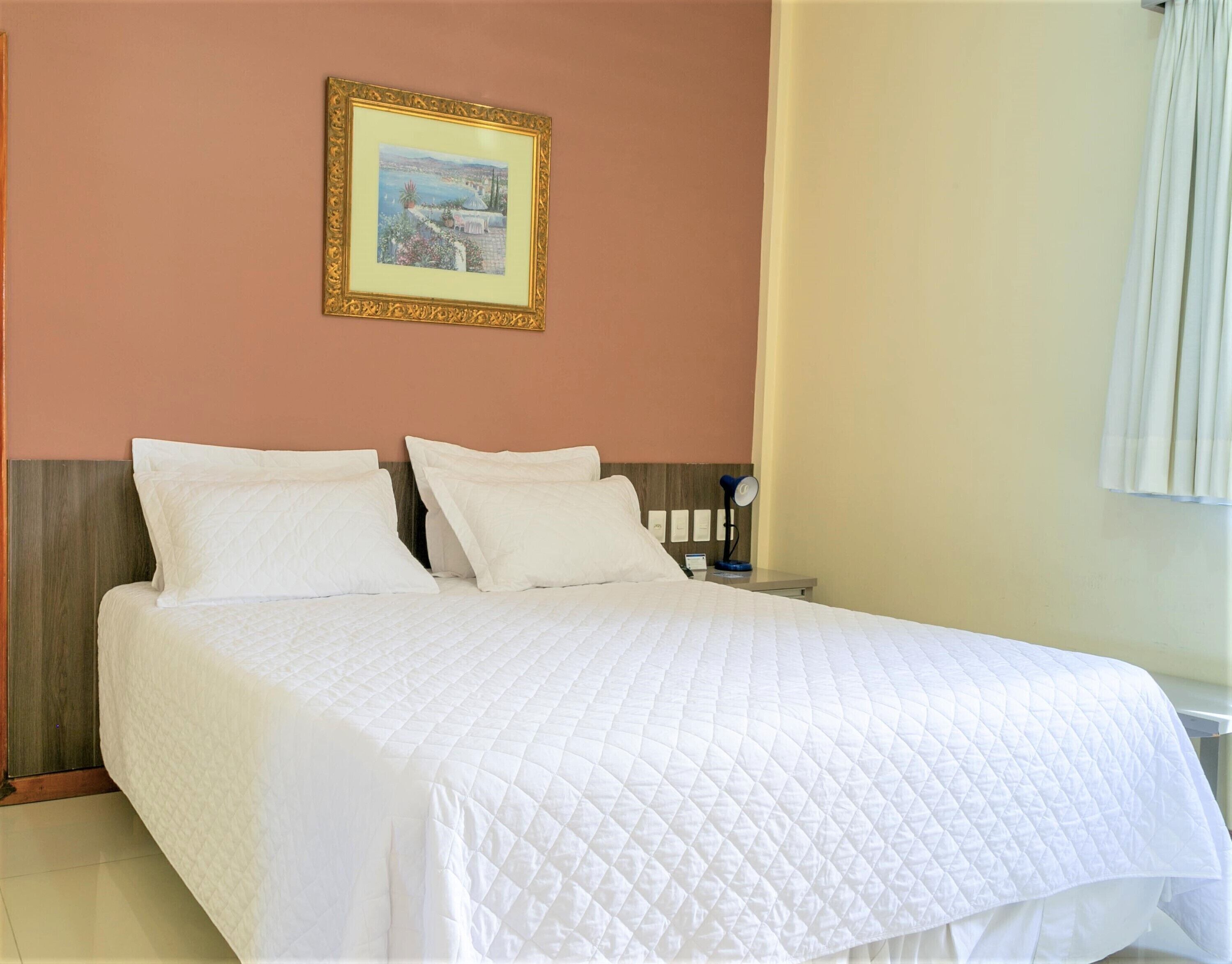 1 habitación, cortinas blackout, wifi gratis y ropa de cama 