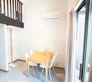 1 室のベッドルーム、ミニバー、客室ごとに異なる装飾、デスク