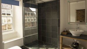 A bathroom with a shower, a sink, and a window. - The Walkhampton Inn (Yelverton)