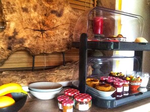 Se ofrece un desayuno bufé todos los días (por un coste adicional)