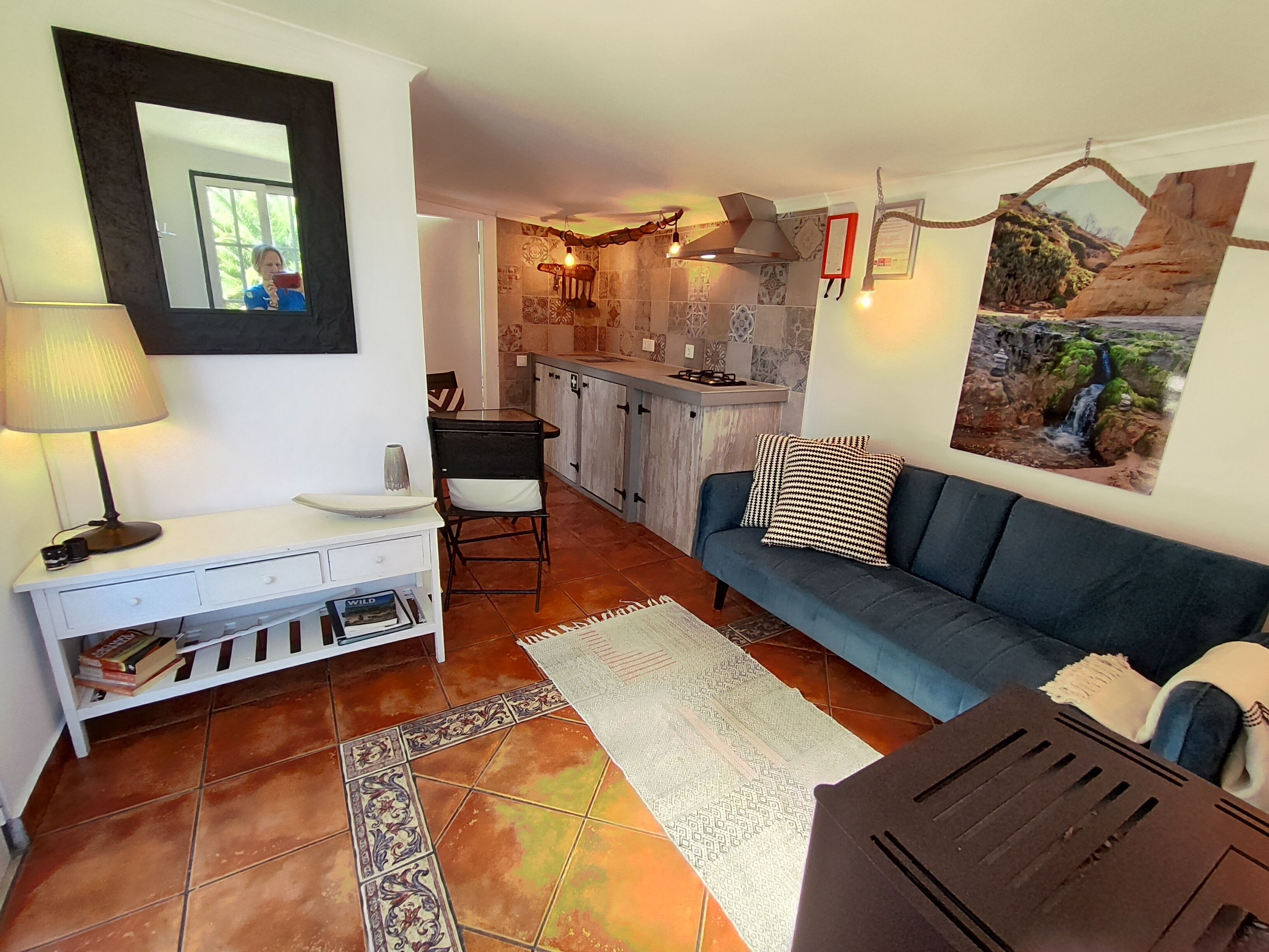 Apartamento panorámico, 1 habitación, patio | Cocina básica privada | Frigorífico, microondas, placa de cocina y cafetera o tetera