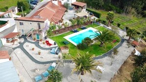 Une propriété résidentielle dotée d’une piscine, d’un espace extérieur aménagé et d’une pelouse bien entretenue.