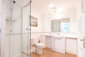 Shower, bidet, towels - Halfway Tree (St Ives)