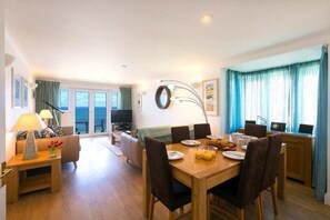 Apartamento (2 Bedrooms) | Opções para refeição no quarto