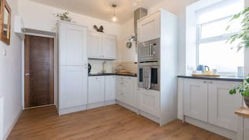Apartamento (1 Bedroom) | Cozinha privada | Geladeira, micro-ondas, fogão, lava-louças