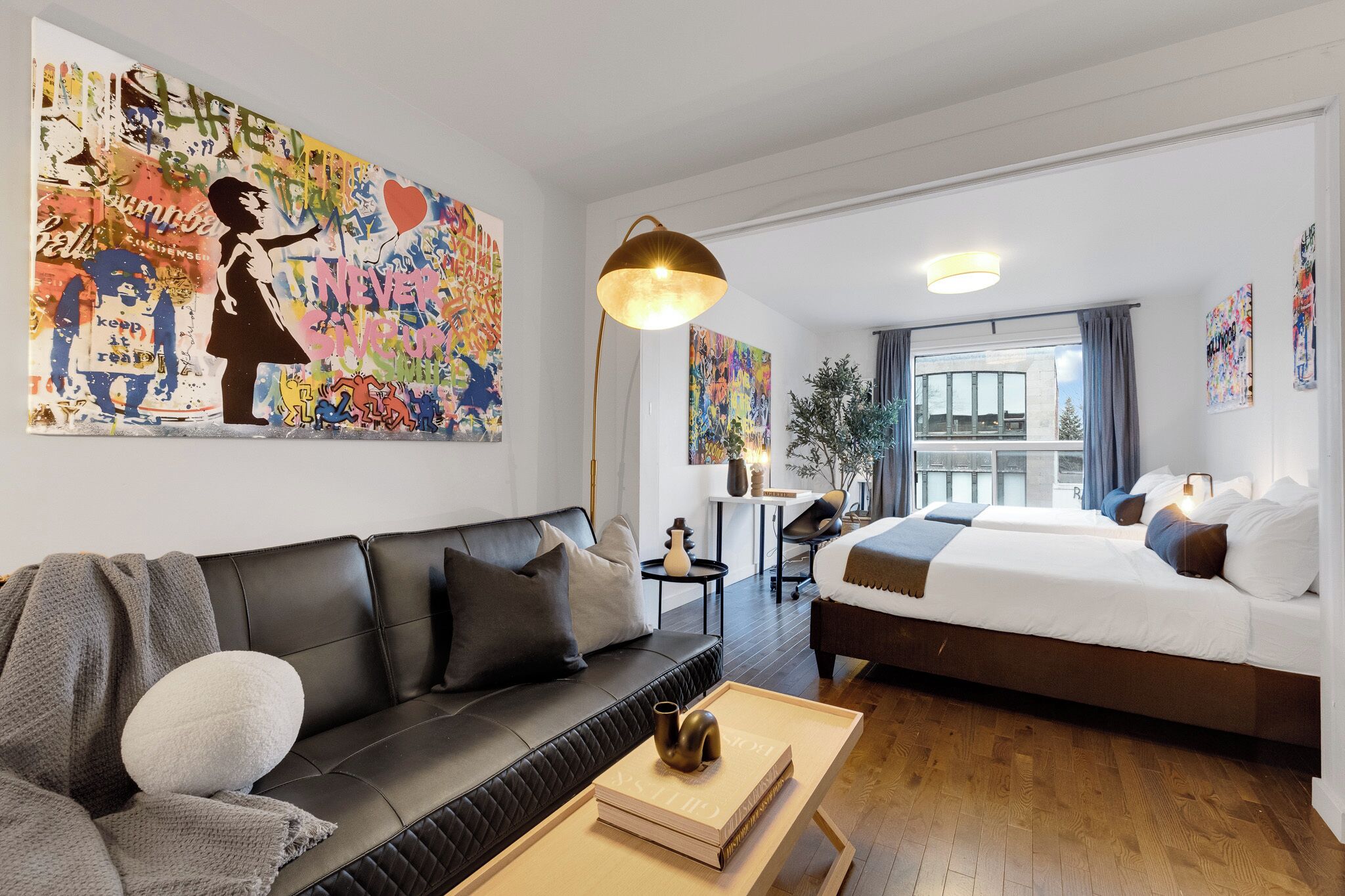Chambre Triple Premium, 3 chambres, animaux de compagnie acceptés (Avenue Central Suite 1277) | Coin séjour | TV connectée, Netflix, services de streaming, espaces bureaux