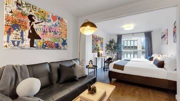 Chambre Triple Premium, 3 chambres, animaux de compagnie acceptés (Avenue Central Suite 1277) | Coin séjour | TV connectée, Netflix, services de streaming, espaces bureaux