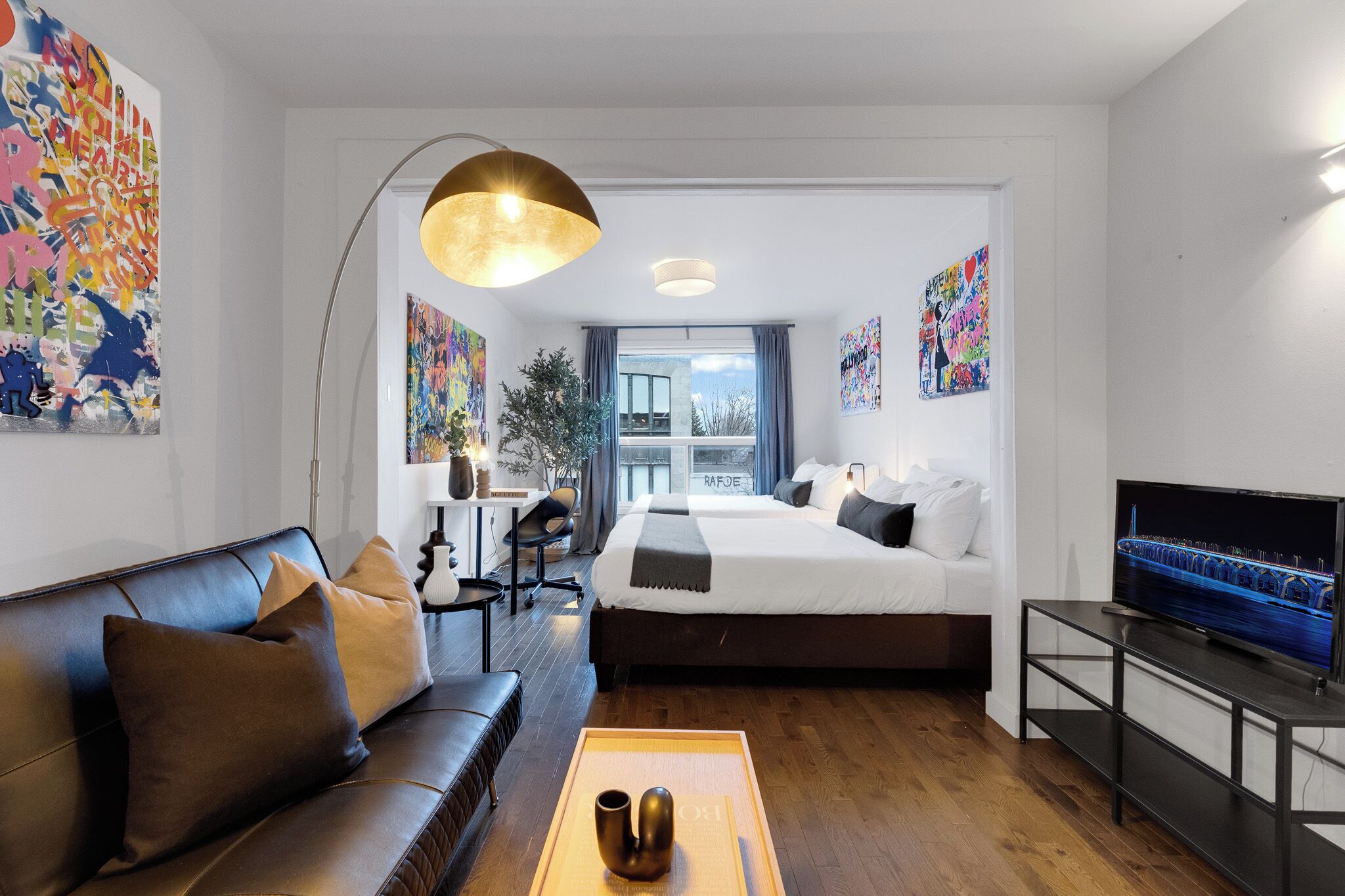 Premium-Dreibettzimmer, 3 Schlafzimmer, Haustiere gestattet, Stadtblick (Avenue Central Suite 1277) | Wohnbereich | 60-Zoll-Smart-TV mit Digitalempfang, Netflix, Streaming-Dienste