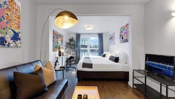 Chambre Triple Premium, 3 chambres, animaux de compagnie acceptés (Avenue Central Suite 1277) | Coin séjour | TV connectée, Netflix, services de streaming, espaces bureaux