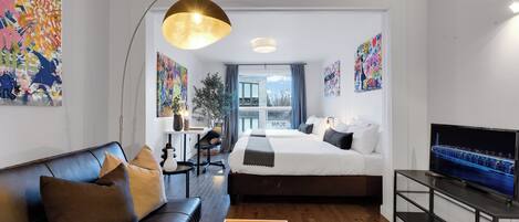 Premium Triple Room, 3 Bedrooms, Pets Allowed, City View (Avenue Central Suite 1277) | Living area