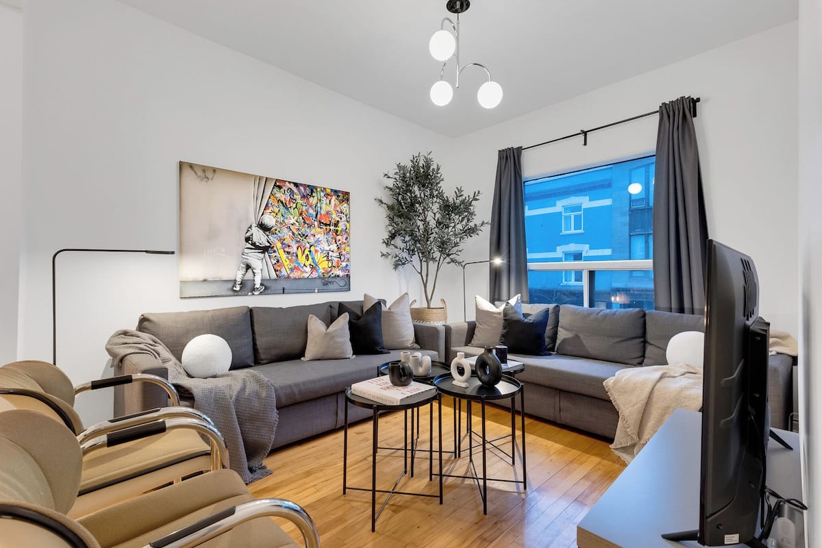 Tremannsrom – premium, 3 soverom, kjæledyr tillatt, byutsikt (Avenue Central Suite 1275) | Oppholdsområde | Smart-TV, Netflix, strømmetjenester og kontorer