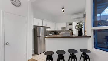 Chambre Triple Premium, 3 chambres, animaux de compagnie acceptés (Avenue Central Suite 1275) | Cuisine privée | Grand réfrigérateur, micro-ondes, four, plaque de cuisson