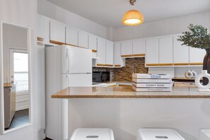 Premium Triple Room, 3 Bedrooms, Pets allowed, City View (Avenue Central Suite 1277) | Private kitchen | Full-sized fridge, microwave, oven, stovetop -  Liv MTL - Avenue (Montreal)