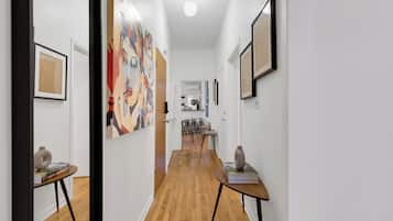 Chambre Triple Premium, 3 chambres, animaux de compagnie acceptés (Avenue Central Suite 1275) | Entrée intérieure