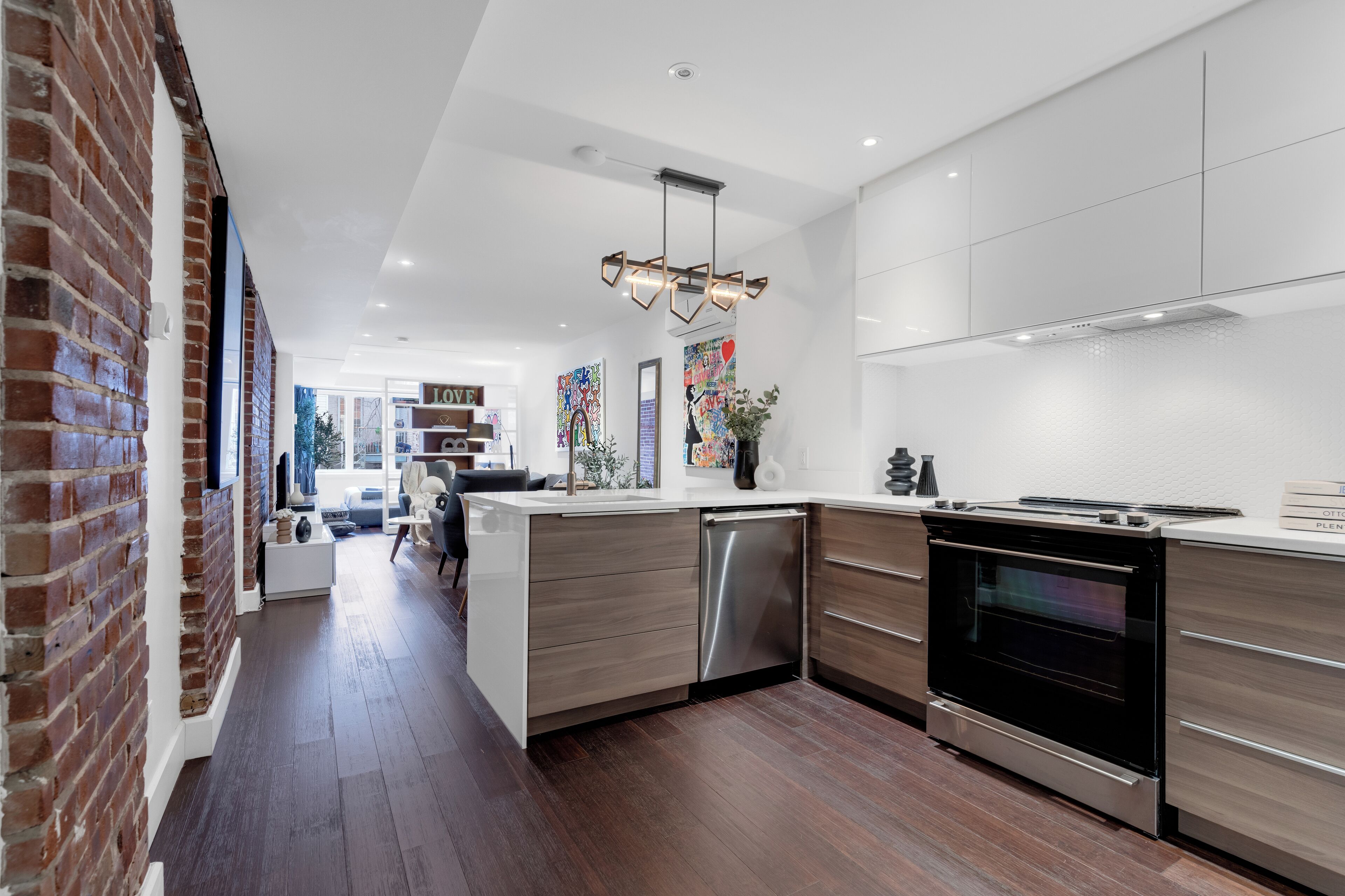 Nagyméretű hűtő/fagyasztó, mikrohullámú sütő, sütő és főzőlap