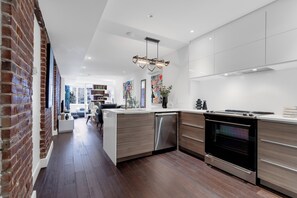 大冰箱、微波炉、烤箱、炉灶