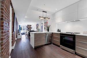 Full-sized fridge, microwave, oven, stovetop