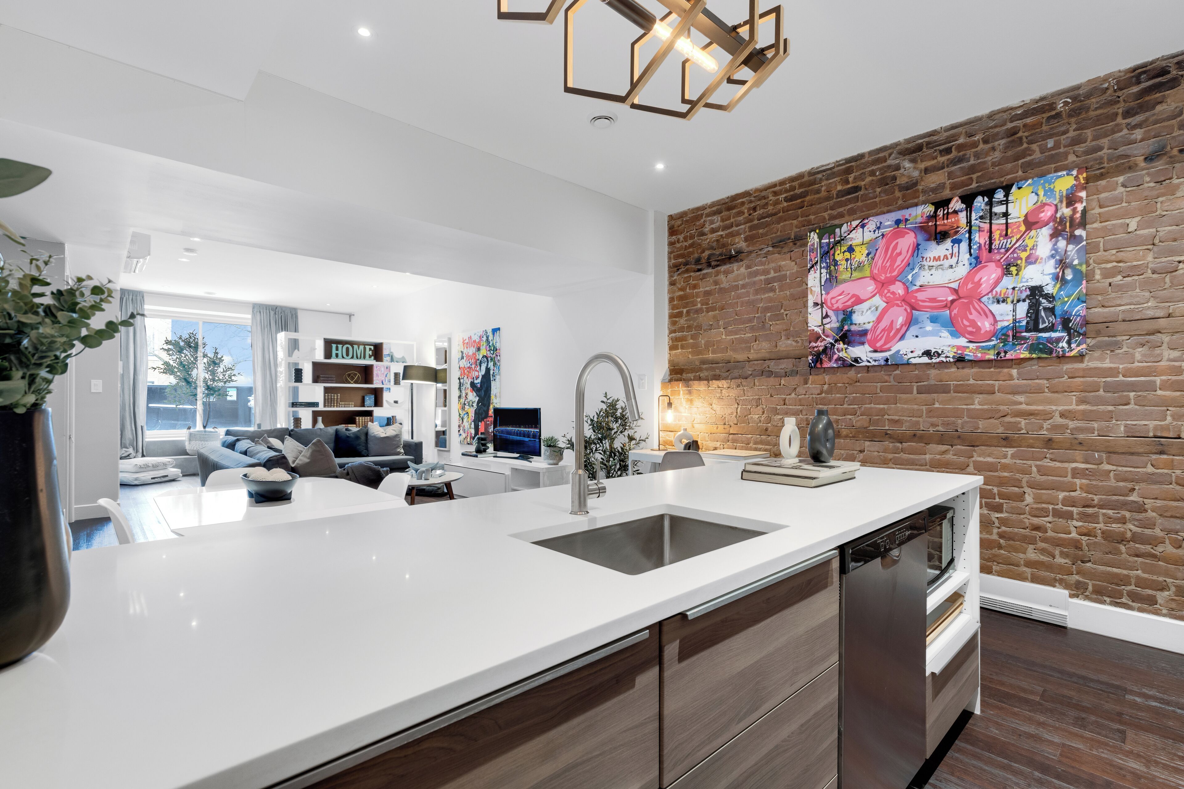 Full-size fridge, microwave, oven, stovetop