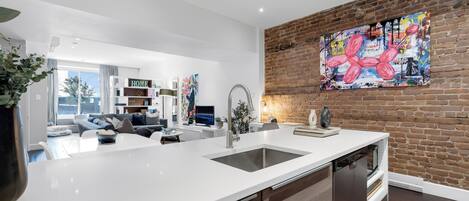 Full-size fridge, microwave, oven, stovetop