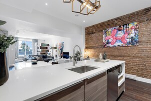 Full-sized fridge, microwave, oven, stovetop