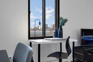 Deluxe appartement, 1 slaapkamer, patio, uitzicht op stad (Soho 4) | Woonruimte | Een 49-inch smart-tv met digitale zenders, een televisie en een kantoor