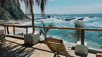 En la playa, playa de arena blanca, camastros y sombrillas