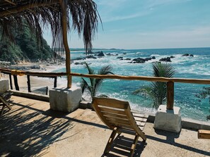 Ubicación a pie de playa, arena blanca, tumbonas y sombrillas