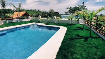 AuĂenpool, geöffnet von 08:00 Uhr bis 22:00 Uhr, Sonnenschirme