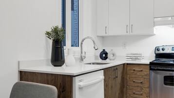 Deluxe Apartment, 1 Bedroom, Patio, City View (Mont-Royal 302) | Private kitchen | Full-sized fridge, microwave, oven, stovetop