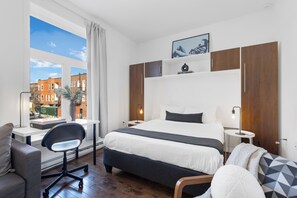 Studio Deluxe, 1 grand lit et 1 canapé-lit, patio, vue ville (Mont-Royal 201) | Coin séjour | Télévision à écran plat de 49 pouces avec chaînes numériques