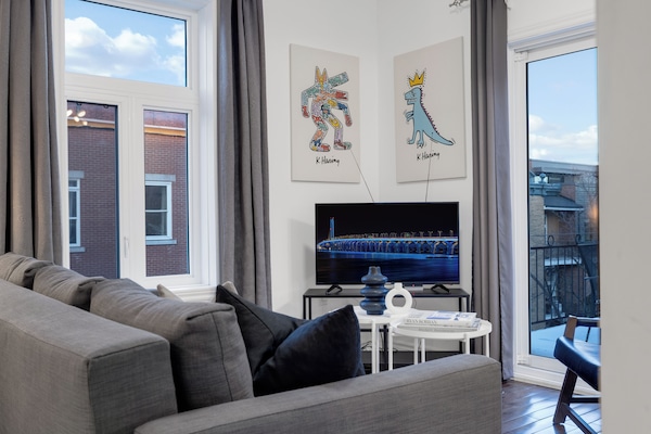 Apartamento Deluxe, 1 habitación, patio, vistas a la ciudad (Mont-Royal 302) | Zona de estar | Televisión de pantalla plana de 49 pulgadas con canales digitales