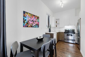 Deluxe-Apartment, 1 Schlafzimmer, Terrasse, Stadtblick (Mont-Royal 202) | Eigene Küche | Großer Kühlschrank, Mikrowelle, Ofen, Herdplatte